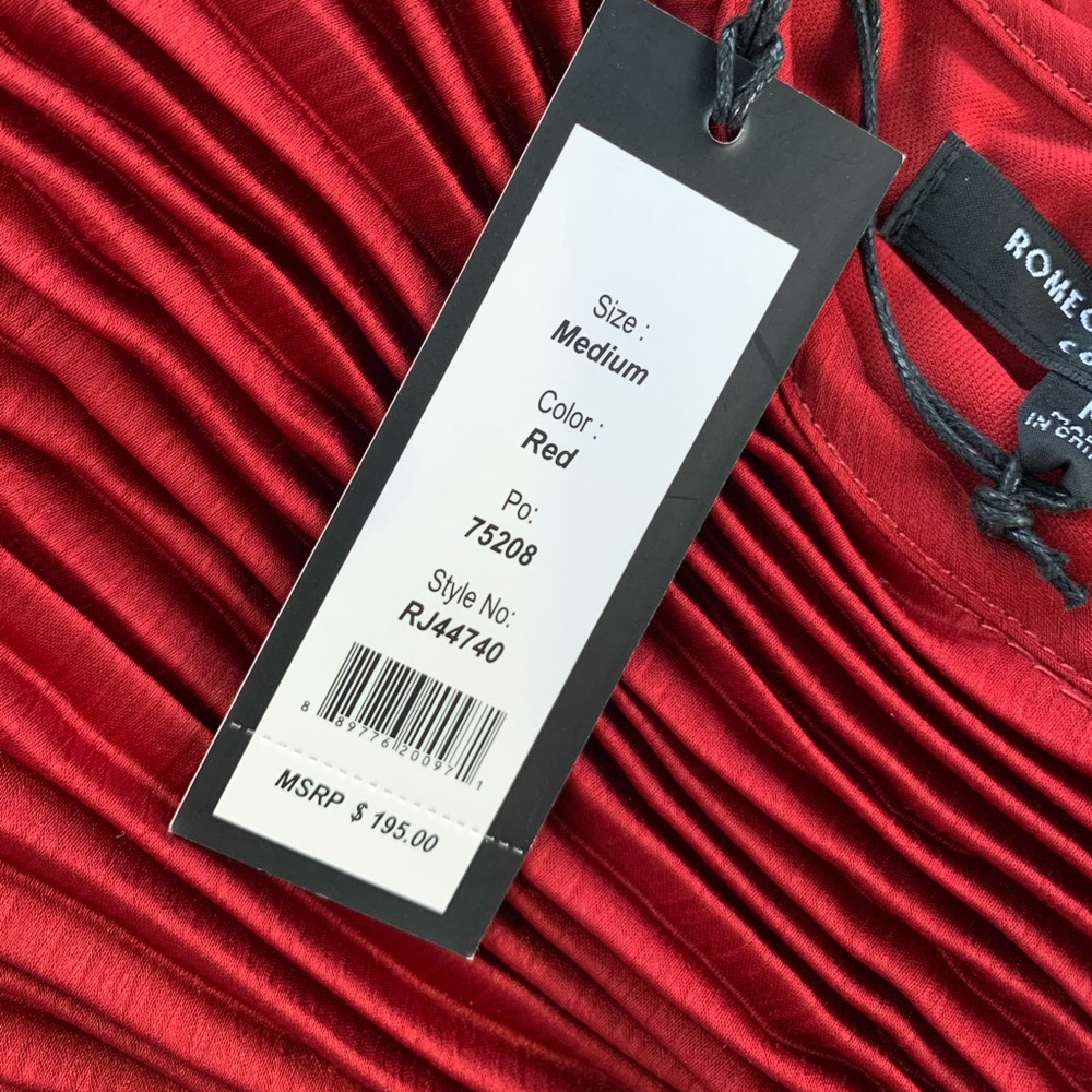 ROMEO and JULIET COUTURE Pleated Sleeveless Dress - Picture 5 of 5